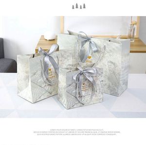 ถุงของขวัญกระดาษเคลือบหรูหราพร้อมหูหิ้วแบบ Flexiloop สำหรับแบรนด์ที่ออกแบบโลโก้ได้ตามต้องการ  ปั๊มร้อนเคลือบลามิเนต สีตามสั่ง - Product Image 5
