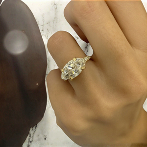 Bagues de mariage classiques unisexes personnalisées en or 18 carats plaqué or, serties d'un diamant de laboratoire de 1 carat taille émeraude/poire à double monture, certifiées IGI VS1 - Product Image 2