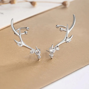Orecchini a Perno con Corna di Cervo per Donne, Accessori Moda per Uso Quotidiano - Product Image 2