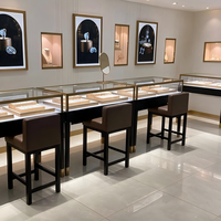 Vitrine à bijoux avec plateau en verre, base en bois foncé, pieds en métal doré, verre trempé, présentoir étagé pour boutique de détail