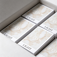 Brochure magazine personnalisée en carton blanc avec impression HD, écologique, pour services d'emballage et d'impression sur mesure, couverture de vêtements