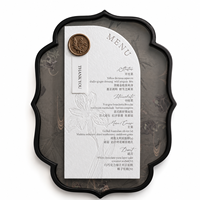 Carte de menu de mariage personnalisée de luxe avec motif floral en relief, sceau de cire, papier fantaisie, impression offset pour événements élégants
