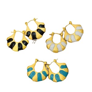 Boucles d'oreilles créoles en acier inoxydable plaqué or 18 carats PVD avec émail pour femmes |   Design élégant et coloré |   Hypoallergénique et inaltérable - Product Image 1