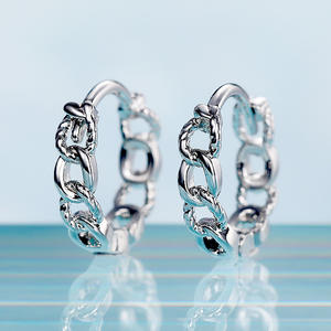 Orecchini a Cerchio E892 in Oro Bianco, Design Minimalista Unisex per Uso Quotidiano, Gioielli Raffinati - Product Image 3