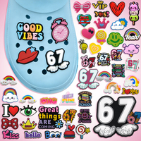 Divertidos dijes de PVC 2D para zapatos con frases, diseño de arcoíris y reloj, número 67, para zuecos, accesorios de moda, bonitos y modernos.