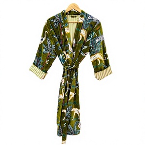 Bata de terciopelo de longitud completa con estampado animal para mujer, manga tres cuartos, ropa de descanso suave, cuello con abertura, cierre con cordón, para otoño - Product Image 1