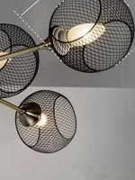 Plafonnier de style industriel moderne avec abat-jour en maille et tiges en laiton, parfait pour le salon, la chambre et la décoration de loft