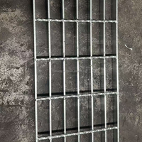 Grille en acier légère galvanisée pour passerelles, plateformes de circulation et accès aux entrepôts industriels légers et aux plateformes de maintenance