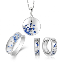 Ensemble de bijoux fins QX en argent 925 plaqué rhodium, avec pendentif disque asymétrique pavé de CZ bleus et blancs et bagues créoles larges ouvertes