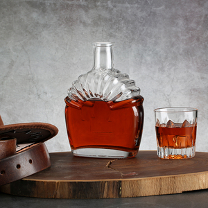 Bouteille à whisky en verre facetté de luxe personnalisée avec motif soleil, carafe à spiritueux avec bouchon doré pour les marques de distilleries - Product Image 1