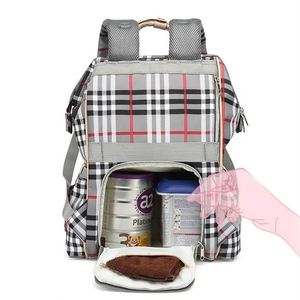 Échantillon Gratuit : Sac à Dos à Carreaux Élégant pour Maman, Sac à Langer, Porte-Bébé avec Port de Chargement USB, Sac de Voyage Polyvalent pour Bébé et Activités de Plein Air - Product Image 5