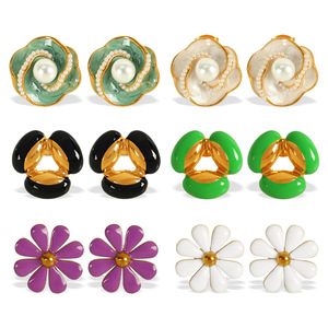 Boucles d'oreilles clous fleur en alliage de zinc et acier inoxydable plaqué or 18 carats avec perle, bijoux de mode pour femme - Product Image 5