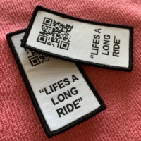Badge tissé en taffetas de code QR scanné de bordure de couture, matériau recyclé tissant le logo QR Patch tissé de vêtements