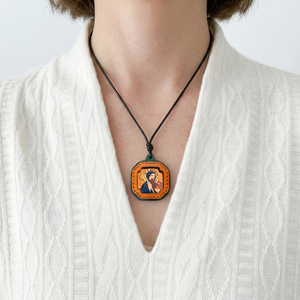 Colección de Colgantes de Cuero Hechos a Mano con Iconos Católicos, Joyería Religiosa con Micro Arte Pintado a Mano, Fabricante de Joyería Religiosa - Product Image 3