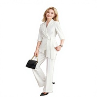 Ensemble tailleur 2 pièces blanc sur mesure pour femme avec blazer à ceinture et pantalon large fendu – Tenue de travail pour femme – Fabrication OEM ODM