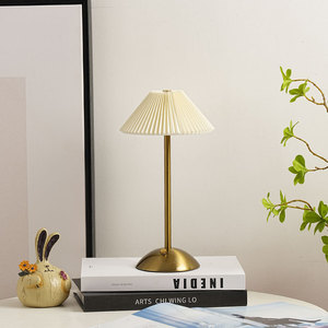 Lampe <span class=keywords><strong>de</strong></span> table LED plissée en tissu sans fil, rechargeable, avec batterie, style moderne et luxueux, pour restaurant - Product Image 4