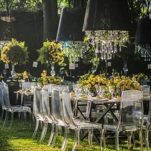V95は結婚式のホームステージの庭の装飾のためのさまざまな人工シルクフラワー黄色の装飾花を卸売します