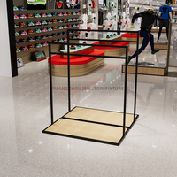 Présentoir de magasin de vêtements de sport modernes Présentoir de vêtements en métal noir Supports de présentation de vêtements suspendus pour t-shirts de sport