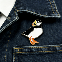 Épinglette minimaliste Puffin, design d'oiseau classique noir et blanc personnalisé, accessoire élégant, épinglette en émail souple