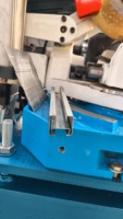 Machine de profilage à rouleaux pour charpentes de tunnels agricoles et de serres, machine de fabrication de profilés de fixation de film de serre en acier à roulements