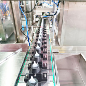 Máquina automática de llenado de líquidos para botellas de plástico PET a pequeña escala, 12 cabezales, para salsa, mermelada, agua, jugo, aceite. - Product Image 5