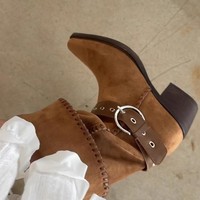 Nouvelles Bottes Chelsea Western Rétro à Talon Haut 2026, Bottes de Motard en Daim à Bout Pointu Mi-Mollet pour Chevilles Larges, avec Boucles de Ceinture Antidérapantes, Collection Automne