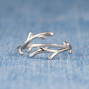 Anello con corna di cervo, gioiello natalizio da donna, accessorio elegante e festivo, idea regalo. - Product Image 2