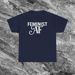 T-shirt Feminist AF blu navy unisex, maglietta casual con scritta - Product Image 3