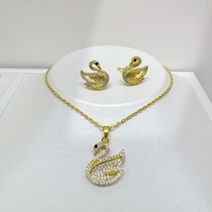 Conjunto de joyería geométrica de plata de ley 925 chapada en oro, moderno y a la moda, para fiestas, bodas, collar y aretes para damas. - Product Image 4