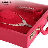 Boîte à bijoux en cuir PU couleur personnalisée FADELI avec logo client, doublure en velours, serrure à combinaison et plateau amovible pour colliers et bagues