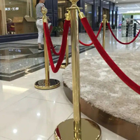 Barrière en corde de velours rouge avec poteaux en acier inoxydable pour les halls d'hôtel et les entrées d'événements VIP