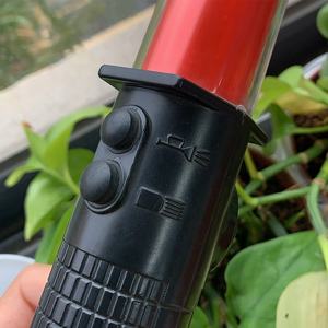 ホイッスル付き充電式赤と青のLED交通制御バトンワンドライト - Product Image 4