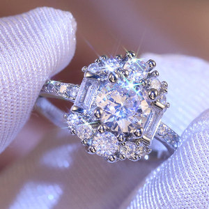 Elegante anello da donna in stile Prong con design scintillante intarsiato, gioielli alla moda per feste - Product Image 1