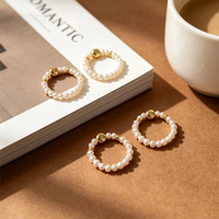 Ins Französischer Stilvoller Stil Damen Metallring mit Natürlichen Weißen AA-Grad Süßwasserperlen Elastischer Ring Unregelmäßiges Design Vielseitig Einsetzbar