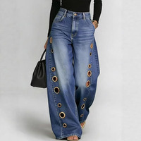 Jean large taille haute pour femme en denim bleu avec découpes à œillets dorés, coupe ample, style streetwear décontracté Y2K