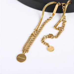 Collier tendance plaqué or avec pendentif lettre délicat en forme de disque - Product Image 3