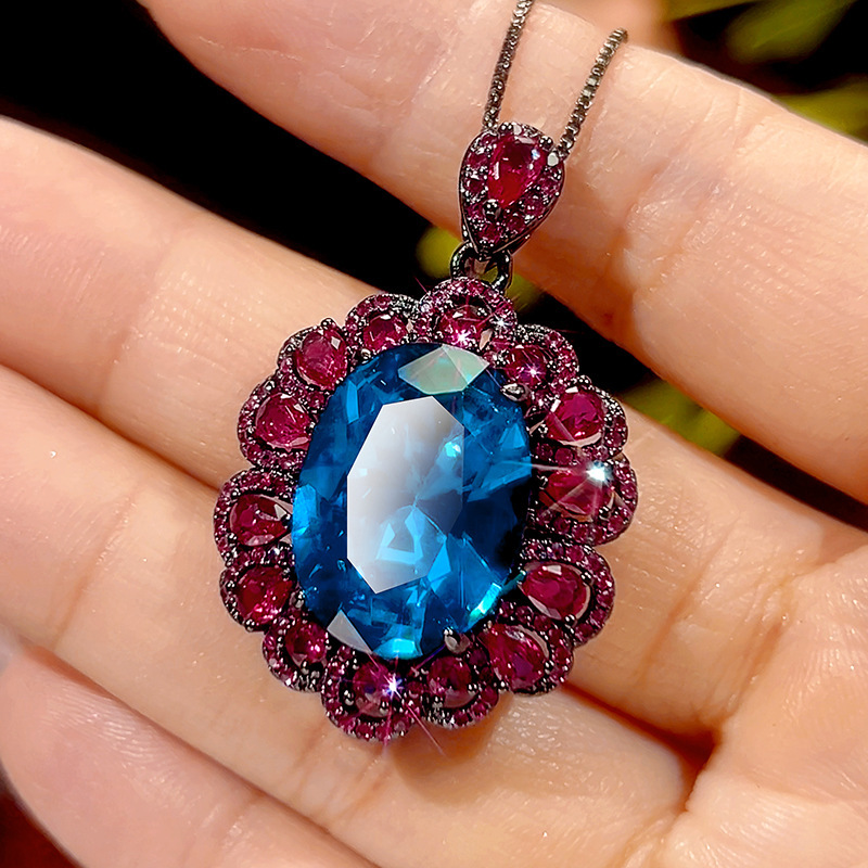 Pendentif en cristal pointu bleu et or noir avec chaîne vénitienne.