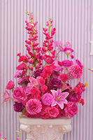 A8971 Bouquet de fleurs artificielles en soie rose vif de 19 pouces, roses artificielles, centre de table de mariage, chemin de table pour chaises et allée