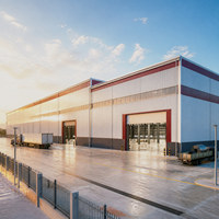 Centre d'activités industrielles à structure métallique à toit à pignon, avec poteau central et gouttière longitudinale, complexe d'entrepôts d'usine à deux niveaux