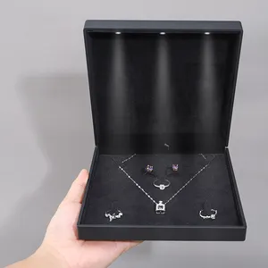 Ingrosso logo personalizzato gioielli collana di velluto bracciale scatola di imballaggio con illuminazione di plastica nera led orecchini anello portagioie