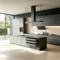 Meubles de cuisine modulaires personnalisés, îlot en pierre naturelle et table à manger en bois intégrée, style moderne et luxueux