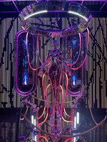 Instalación de Arte Cinético de Chica Cibernética, Obra de Arte Futurista de Fibra de Vidrio con Iluminación RGB para Decoración de Eventos en el Lobby de un Hotel o Casino