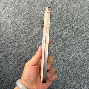 <span class=keywords><strong>iPhone</strong></span> 16 Pro Max มือสอง เกรด A+: ไม่มีรอยขีดข่วนบนพื้นผิว - ไม่มีรอยซ่อม - อายุการใช้งานแบตเตอรี่: 100% - รองรับซิม US1+<span class=keywords><strong>eSIM</strong></span> - Product Image 3