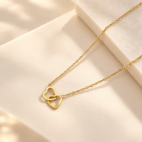 Collier minimaliste à double cœur entrelacé, plaqué or 18 carats, acier inoxydable poli, pendentif tendance, accessoire de mode pour femmes