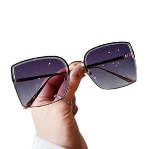 แว่นกันแดดโลหะสำหรับผู้หญิง Qianai กรอบใหญ่ทรงไม่สมมาตร ป้องกันรังสียูวี 400 รุ่นที่ 3 ดีไซน์ทันสมัยสไตล์เกาหลี - Product Image 2