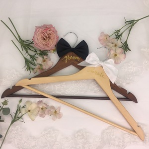 Nouveauté Nicro : Cintres élégants en bois massif avec nœud, taille personnalisée, pour présentation de robes de mariée, cadeau de fiançailles - Product Image 2