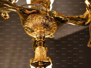 Lámpara Colgante Decorativa de Lujo para Comedor, con Escultura de Tres Ángeles en Latón Chapado en Oro de 24K, con Flecos de Vidrio y Cerámica - Product Image 3