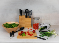 Un support de rangement pour ustensiles de cuisine en bois naturel, qui peut contenir des couteaux et des fourchettes, et est utilisé pour organiser le comptoir.