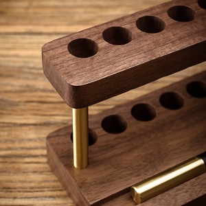 Porte-stylos en bois massif de noyer noir avec accents en laiton, organiseur de bureau pour usage professionnel - Product Image 3