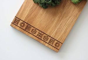 Planche de service en bois de frêne à prix abordable avec rainure pour jus et bordure gaufrée, plateau de présentation pour fruits et pain, du Vietnam - Product Image 2